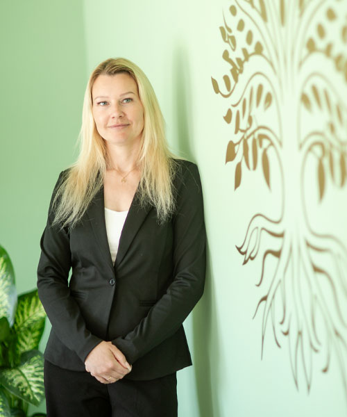Katja Kallwaß im Beratungsraum eines Bestattungshauses in Stralsund